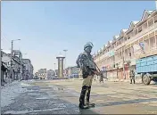  ?? WASEEM ANDRABI/ HT ?? Paramilita­ry personnel stand guard during a shutdown at Lal Chowk in Srinagar.