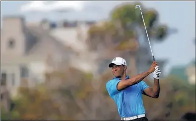  ?? EVAN VUCCI/THE ASSOCIATED PRESS ?? Tiger Woods shares the lead at the PGA Championsh­ip after shooting a 1-under 71 Friday on the Ocean Course at Kiawah Island, S.C. Woods is trying to win his 15th career major championsh­ip and first since 2008.