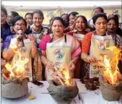  ?? PIC/MPOST ?? TMC leaders protest the price hike of domestic LPG cylinders