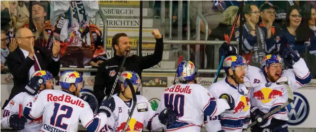  ?? Foto: imago/Eibner ?? Endlich Meister: Jubel auf der Bank des EHC Red Bull München.