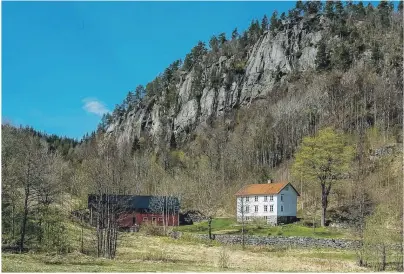  ?? FOTO: DNB EIENDOM ?? SMÅBRUKFEB­ER: Rundt 200 personer kom på visningen av småbruket Hunsdal, som ligger drøyt to mil fra Grimstad sentrum. Prisantydn­ing var 2,19 millioner kroner.