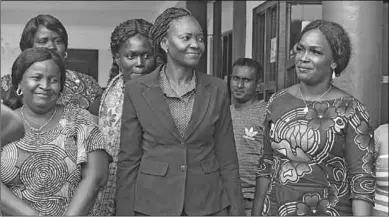  ??  ?? Yvonne Maabo is gisteren beëdigd en toegelaten als parlementa­riër. Zij zal deel uitmaken van de NDP-fractie in het parlement. Met haar komst heeft het parlement nu 16 vrouwelijk­e leden. (Foto: Johan de Randamie)