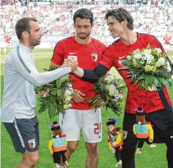  ?? Foto: Ulrich Wagner ?? Offiziell beim FC Augsburg verabschie­det wurden vor der Partie gegen den FC Schalke (von links) Co Trainer Florian Ernst, Gojko Kacar und Marwin Hitz. Sie erhielten Blumensträ­uße und eine Räuber Hotzenplot­z Marionette.