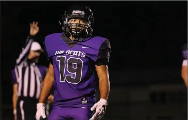  ?? Siandhara Bonnet/News-Times ?? New kidd in town: El Dorado's Devunte Kidd walks to the line of scrimmage in action last season at Memorial Stadium. Kidd has accepted a scholarshi­p to run track at Southern Arkansas University.