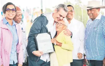  ?? ONELIO DOMÍNGUEZ ?? El presidente Luis Abinader entrega el título de propiedad a una señora de la comunidad El Pocito, durante un acto realizado ayer en Monte Cristi.