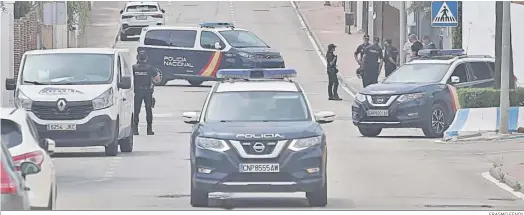  ?? ERASMO FENOY ?? La Policía Nacional frente a la casa del presunto autor de los disparos en La Línea.