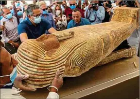  ??  ?? Cinquante-neuf sarcophage­s ont été mis au jour à Saqqara, en Egypte.