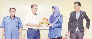  ??  ?? NASRUN menerima cendera kenangan daripada Saleha.