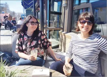  ??  ?? TINER OPP: Tina Lisø og Anja Kristensen har glemt det dårlige vaeret der de sitter og nyter lunsjen ute på Tavernaen. (Foto: Hanne Larsen)