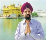  ??  ?? UK’s first turbaned Sikh parliament­arian Tanmanjeet Singh Dhesi paying obeisance at the Golden Temple in Amritsar on Wednesday; and (right) a member of the legislativ­e assembly of Alberta in Canada, Prabhdeep Gill, who also visited the shrine.
