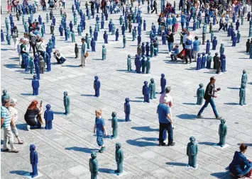  ?? Foto: Alexander Kaya ?? Die 500 kleinen Einstein Figuren, die Konzeptkün­stler Ottmar Hörl am vergangene­n Samstag auf dem Münsterpla­tz aufgestell­t hat, stoßen bei den Passanten auf großes Interesse.