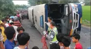  ?? JAWA POS RADAR KEDIRI ?? NGEBUT BERAKHIR MAUT: Badan bus Sugeng Rahayu terguling. Dua penumpangn­ya tewas setelah tergencet bodi bus.