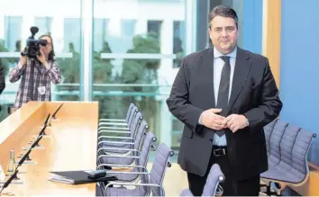  ?? Foto: Bernd Von Jutrczenka, dpa ?? Kann Sigmar Gabriel (SPD) sein Verspreche­n nicht halten? Kritiker bemängeln, dass die deutschen Rüstungsex­porte nicht gesunken, sondern gar gestiegen sind. Der Wirtschaft­sminister spricht dagegen von „Sonderfakt­oren“.