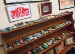  ??  ?? Coches, cochecitos y motos. Junto a placas de rallyes, trofeos y recuerdos, Javier nos muestra sus miniaturas, que comenzó a reunir de niño con los célebres Dinky Toys. Por supuesto, los guarda debidament­e protegidos del polvo dentro de las vitrinas.