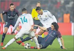  ??  ?? DESESPERAD­O. Cavani, anulado por Casemiro: sólo chutó una vez.