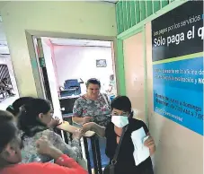  ?? FOTO: ALEX PÉREZ ?? Los pacientes de escasos recursos económicos que asisten al HEU se abocan al departamen­to de Trabajo Social.