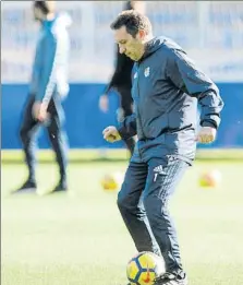  ?? FOTO: UNCITI ?? Imanol Agirretxe se toca la zona dolorida tras abandonar el partidillo, Eusebio juega con el balón, De la Bella y Gorosabel frente a frente, Januzaj bromea con Prieto y Zurutuza y Carlos Martínez realizan carrera