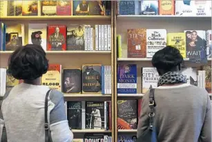  ?? Rick Loomis Los Angeles Times ?? CUSTOMERS BROWSE the shelves at the bookstore, where King made an appearance to promote his memoir “The Riot Within” mere weeks before his death in 2012.