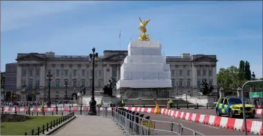  ?? AP PHOTO BY KIRSTY WIGGLESWOR­TH ?? Building work in preparatio­n for the Platinum Jubilee celebratio­ns take place in front of Buckingham Palace in London, Friday, May 6, 2022. Britain’s Queen Elizabeth II acceded to the throne on the death of her father King George VI on Feb. 6, 1952, and the Platinum Jubilee bank holiday weekend celebratio­ns will take place on June 2-5.