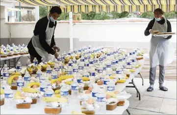  ?? (Photos Frank Muller) ?? À la mosquée de La Garde, des dizaines de paniers repas se préparent tous les jours pour être distribuée­s aux étudiants nécessiteu­x, aux personnes à la rue, à des réfugiés...