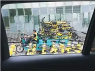  ?? WANG WENLAN / CHINA DAILY ?? A warden transports shared bicycles in Chaoyang district, Beijing,on April 26, 2017.