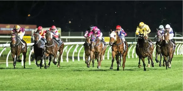  ?? Photo: Nev Madsen ?? TIGHT FINISH: Little John (third from right) leads Sonador Fire (yellow) and Beach Drum over the final stages of Saturday's Class 3 Plate at Clifford Park.