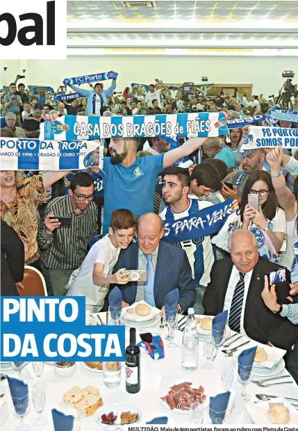  ??  ?? MULTIDÃO. Mais de 800 portistas foram ao rubro com Pinto da Costa PINTO DA COSTA