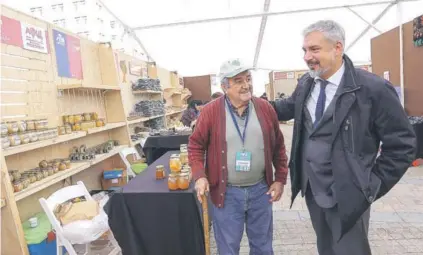  ??  ?? ► El ministro Ernesto Ottone durante la feria Aquí Hay de la Fundación Artesanías de Chile.
