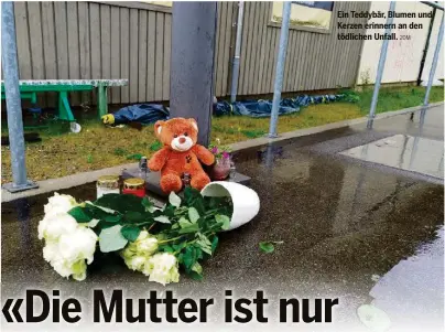 ?? 20M ?? Ein Teddybär, Blumen und Kerzen erinnern an den tödlichen Unfall.