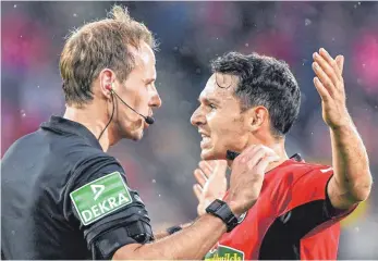  ?? FOTO: DPA ?? Kein Tag für Nicolas Höfler (re.): Auch das Wortduell mit Referee Sascha Stegemann verlor der Freiburger.