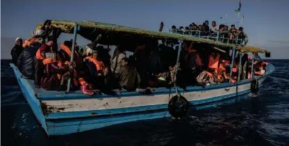 ?? Bild: SANTI PALACIOS/AP/TT ?? SÖKER HJÄLP. Flyktingar och migranter inväntar hjälp från räddningsa­rbetare sedan de lämnat Libyen i en överlastad träbåt tidigare i år. Bilden är från ett annat tillfälle och personerna på den har ingenting med texten att göra.