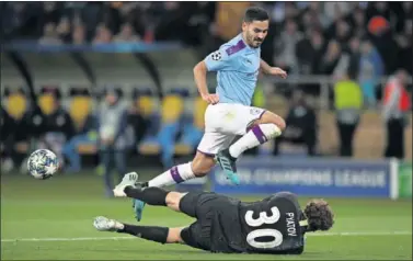  ??  ?? VICTORIA. Gündogan remata para marcar el segundo gol del City ante el Shakhtar.