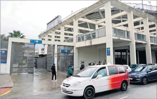  ??  ?? Los medios de comunicaci­ón esperan en la salida de La Rosaleda al final del registro llevado a cabo por la Policía Nacional..