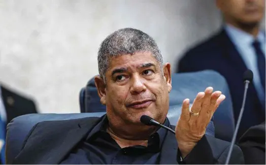  ?? Danilo Verpa/folhapress ?? Milton Leite preside sessão da Câmara Municipal de São Paulo na quinta-feira (2) sobre a privatizaç­ão da Sabesp