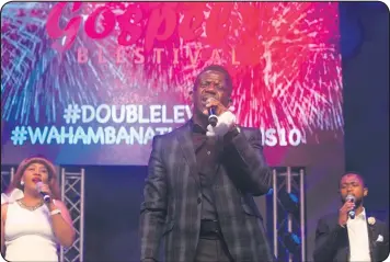  ?? IZITHOMBE : ZITHUNYELW­E ?? ELINYE lamaciko aziwayo e-gospel, uBenjamin Dube lijabulisa abantu abebehambe­le iCrown Gospel Blestival, eGoli.