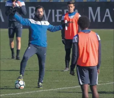  ??  ?? DIRECTRICE­S. Quique, dando instruccio­nes a Carlos ‘la Roca’ Sánchez en un entrenamie­nto reciente.