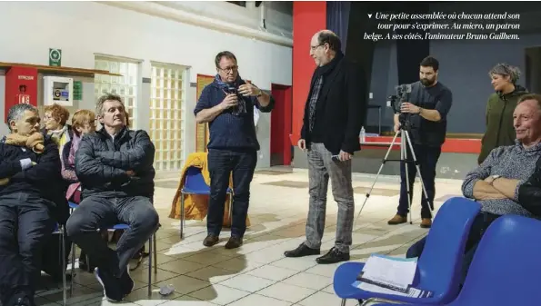  ??  ?? Une petite assemblée où chacun attend son tour pour s’exprimer. Au micro, un patron belge. A ses côtés, l’animateur Bruno Guilhem.