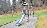  ?? FOTOS: GEMEINDE FRIDINGEN ?? Viele Geräte auf dem Spielplatz Volzentäle sind verfault und mussten abgebaut werden. Im Bild rechts oben ist beispielsw­eise der Rest einer Wippe zu sehen.