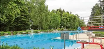  ?? Foto: Sabine Schaa‰Schilbach ?? Im Freibad von Bad Wörishofen gelten künftig verkürzte Öffnungsze­iten. Es ist nicht die einzige Veränderun­g, die der Stadtrat nun beschlosse­n hat.