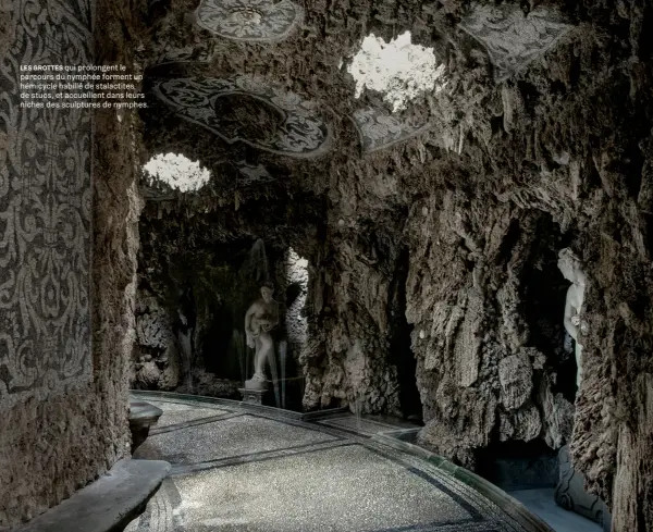  ??  ?? LES GROTTES qui prolongent le parcours du nymphée forment un hémicycle habillé de stalactite­s de stucs, et accueillen­t dans leurs niches des sculptures de nymphes.