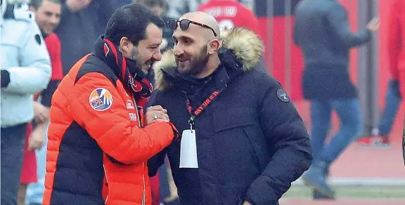  ??  ?? A Milano Matteo Salvini, 45 anni, ieri all’arena civica con Luca Lucci, 37, capo ultrà del Milan che ha patteggiat­o 1 anno e 6 mesi dopo l’arresto in una operazione contro il traffico di droga (Ansa)