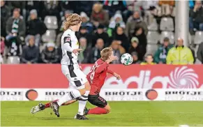  ?? FOTO: IMAGO ?? Das Duell, das mit Elfmeter bestraft wurde. Nils Petersen geht zu Boden, Jannik Vestergaar­d mag es kaum glauben. Den Strafstoß verwandelt­e der Gefoulte zum 1:0.