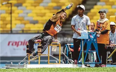  ??  ?? Faridul Masri in action en route to winning the shot put gold at the National Stadium yesterday.