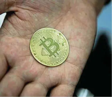  ?? Foto: AFP ?? Mit der größeren Aufmerksam­keit, die Bitcoin auf sich zieht, könnte es auch stärker ins Visier der Aufsichtsb­ehörden geraten.