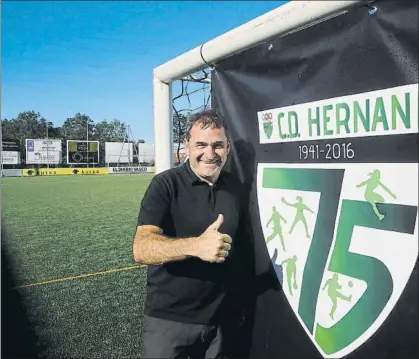  ?? FOTO: UNCITI ?? Luis Llopis posa en Hernani, el club en el que comenzó como técnico