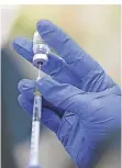  ?? FOTO: DPA ?? Der Impfstoff von Biontech wird mit einer Spritze aufgezogen.