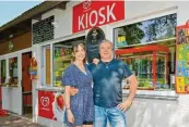  ?? ?? Kiosk-Pächter Manfred Happach mit Tochter Miriam, 20, der Sohn hilft auch noch mit.