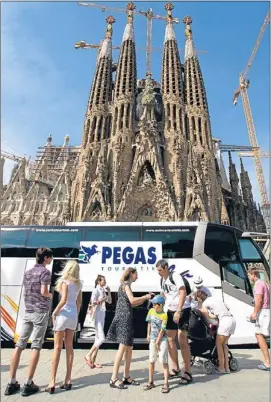  ?? ROSER VILALLONGA / ARCHIVO ?? Turistas rusos de visita en la Sagrada Família, en Barcelona