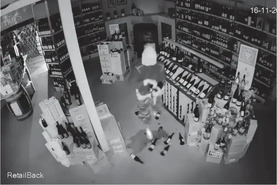  ?? ?? Thieves are captured on security footage during a ram raid at a Glengarry Wines shop in Herne Bay, Auckland, last Wednesday.