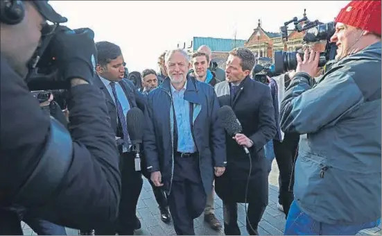  ?? CHRISTOPHE­R FURLONG / GETTY ?? Corbyn llega a Stoke-On-Trent, en Inglaterra, conocida como la capital del Brexit, donde el Labour logró conservar el escaño ante el UKIP